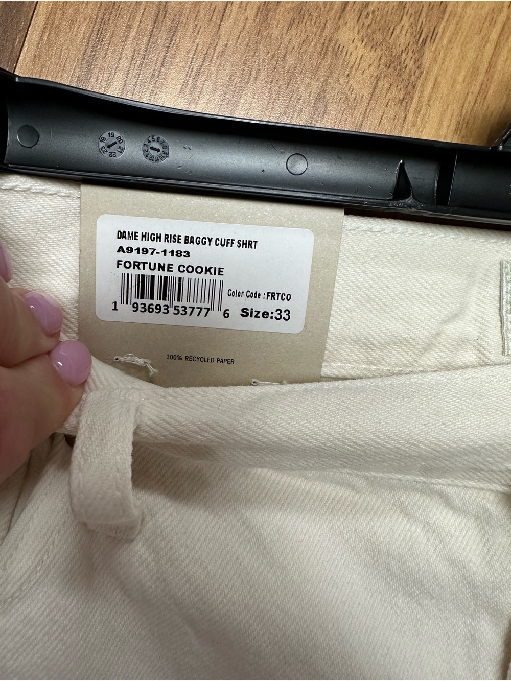 NWT Agolde Dame High Rise Baggy Cuff Shorts - Fortune Cookie color - Picture 3 of 4